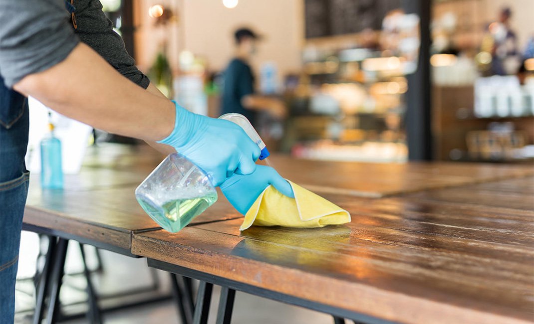 Καθαρισμός και Απολύμανση τραπεζιών εστιατορίων σε 4 βήματα