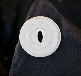 Σαπουνοθήκη στρογγυλή με τρύπα στο κέντρο της σε λευκό χρώμα με αχνούς καφέ δακτυλίους